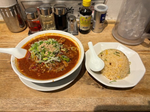 万豚記 池尻大橋店 紅麻辣担々麺とチャーハンのセット